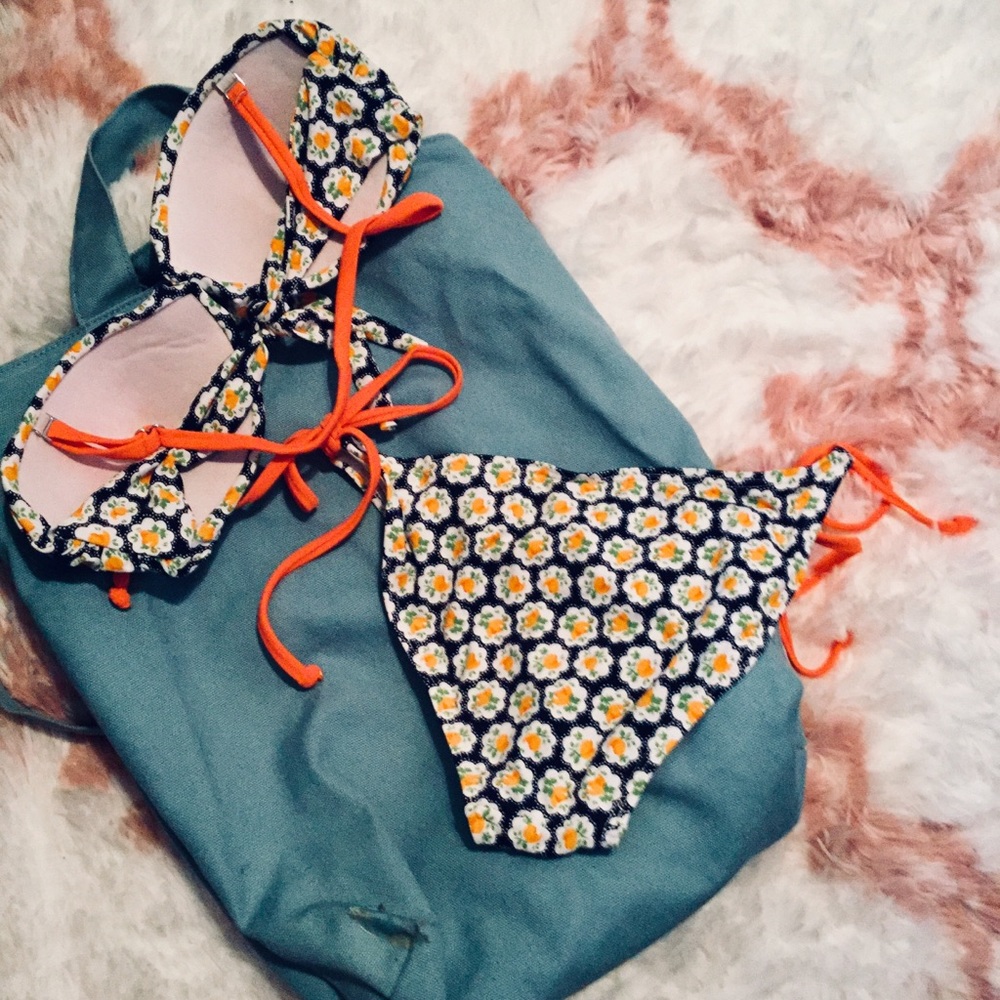 Bikini - Picture 3 of 4